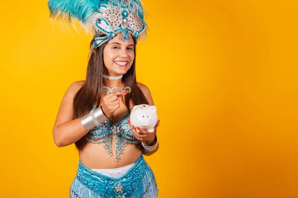 Красивая Бразильская Женщина Голубой Карнавальной Одежде Перьевая Корона Королева Карнавала — стоковое фото