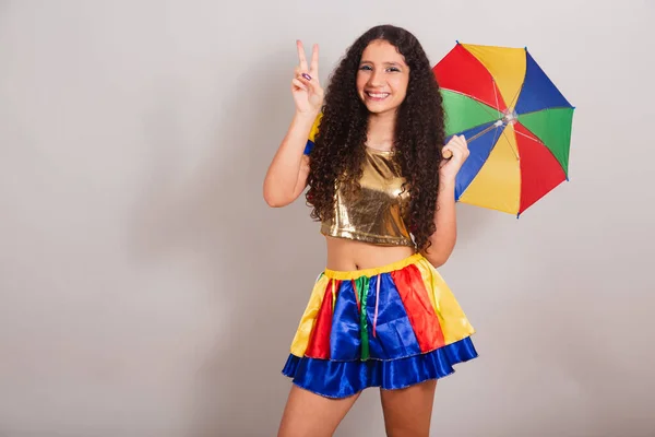 Genç Bir Kız Brezilyalı Frevo Elbiseli Karnaval Şemsiye Ile Barış — Stok fotoğraf