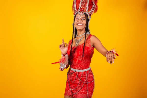 Schöne Schwarze Brasilianerin Mit Roter Karnevalskleidung Tanzen Feiern — Stockfoto