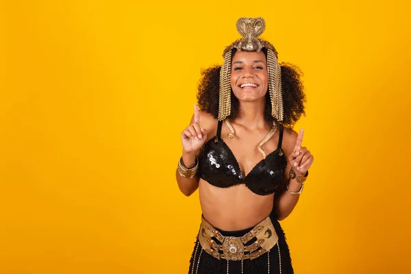 Piękna Czarna Brazylijka Stroju Karnawałowym Kleopatry Tańcząca Imprezująca — Zdjęcie stockowe