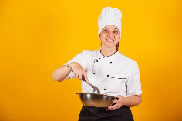 Dorosła Brazylijka Szef Kuchni Mistrz Gastronomii Gotować Trzymając Dużą Łyżkę — Zdjęcie stockowe
