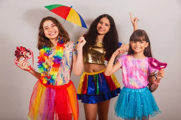 Βραζιλιάνες Φίλες Ντυμένες Ρούχα Καρναβαλιού Χορεύουν — Φωτογραφία Αρχείου
