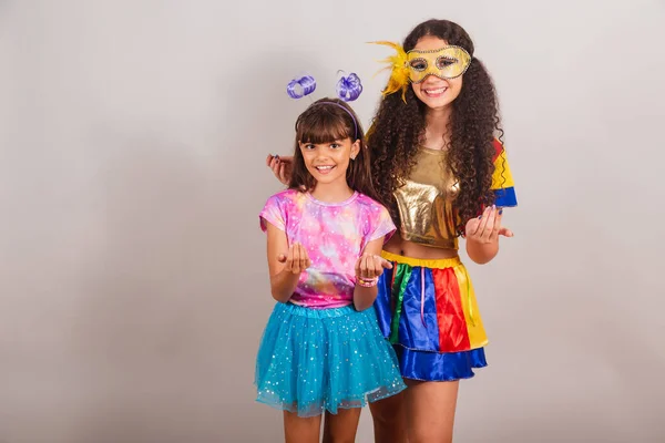 Zwei Befreundete Brasilianerinnen Karnevalskleidung Einladende Hände — Stockfoto