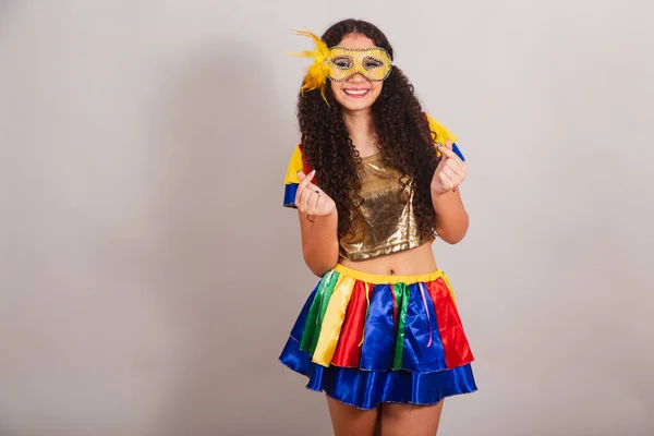 Genç Bir Kız Brezilyalı Frevo Elbiseli Karnaval Rimel Parmaklarla Kalp — Stok fotoğraf