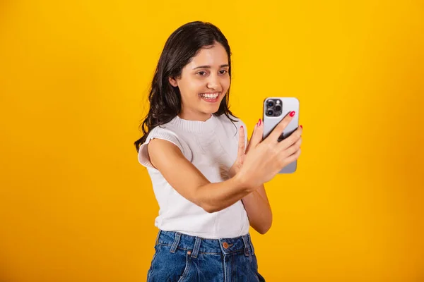 Güzel Brezilyalı Kadın Elinde Akıllı Telefon Kendi Portresini Çekiyor Selfie — Stok fotoğraf