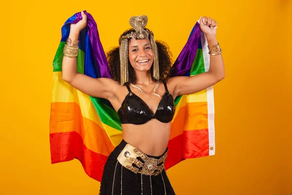 Hermosa Mujer Brasileña Negra Ropa Carnaval Cleopatra Sosteniendo Bandera Lgbt — Foto de Stock