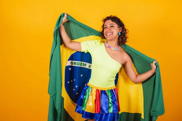 Piękna Afro Amerykańska Brazylijka Karnawałowej Odzieży Trzymając Flagę Brazylii — Zdjęcie stockowe
