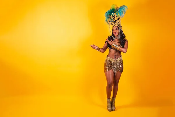 Горизонтальное Фото Полное Тело Бразильская Женщина Карнавальной Одежде Показать Влево — стоковое фото