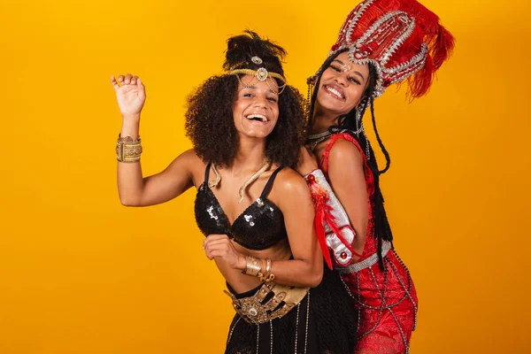Две Бразильские Подруги Карнавальной Одежде Танцы — стоковое фото