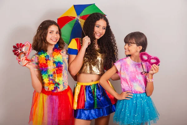 Braziliaanse Meisjes Vrienden Gekleed Carnaval Kleding Glimlachen Voor Foto — Stockfoto