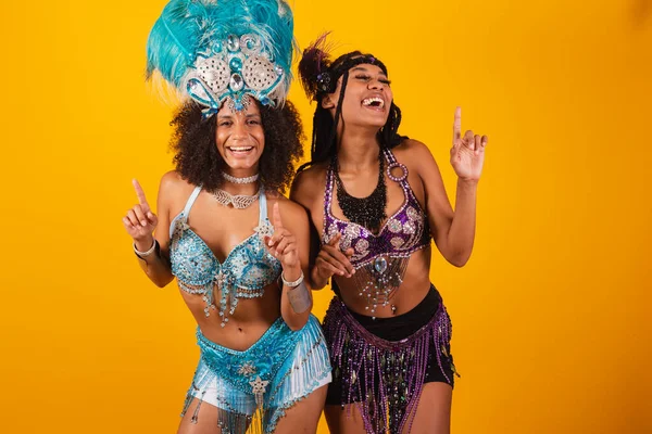Twee Braziliaanse Vriendinnen Carnavalskleding Dansen Feesten — Stockfoto
