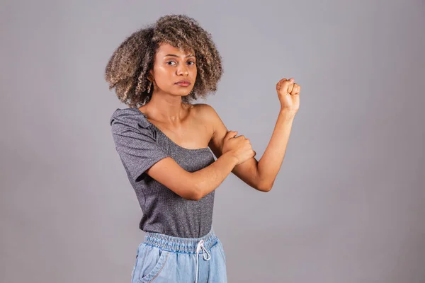 巴西黑人女子 紧握拳头 摆姿势拍照 女性抵抗 增强权能 — 图库照片