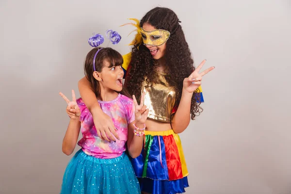 Duas Amigas Brasileiras Vestidas Com Roupas Carnaval Abraçados Posando Brincando — Fotografia de Stock