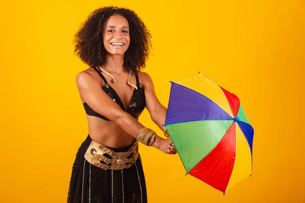 Красивая Черная Бразильская Женщина Одежде Карнавала Клеопатры Разноцветным Зонтиком — стоковое фото