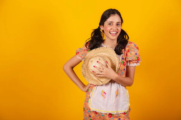 Schöne Brasilianerin Mit Juni Party Kleidung Posiert Für Ein Foto — Stockfoto