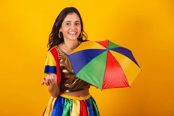 사육제 프리보 우산을 손으로 초대하는 아름다운 브라질인 — 스톡 사진