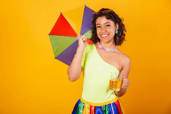 Schöne Afroamerikanische Brasilianerin Karnevalskleidung Mit Einem Glas Bier Und Einem — Stockfoto