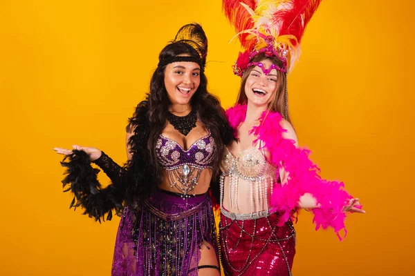 Dos Amigos Brasileños Ropas Carnaval Bienvenidos —  Fotos de Stock
