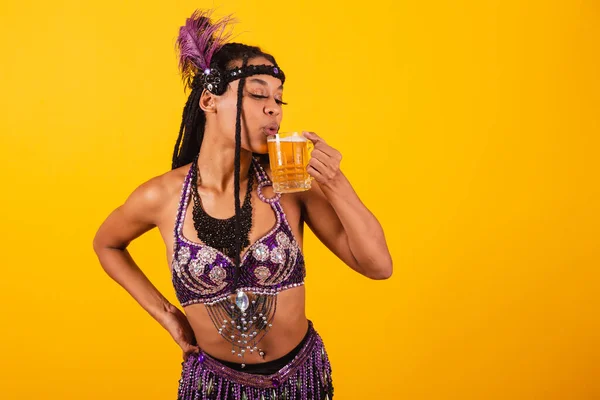 Mor Karnaval Kıyafetleri Içinde Bira Içen Güzel Brezilyalı Kadın — Stok fotoğraf