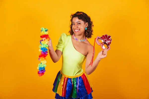 穿着狂欢节服装 戴着花项链和狂欢节面具的美丽的非洲裔美国巴西姑娘 — 图库照片