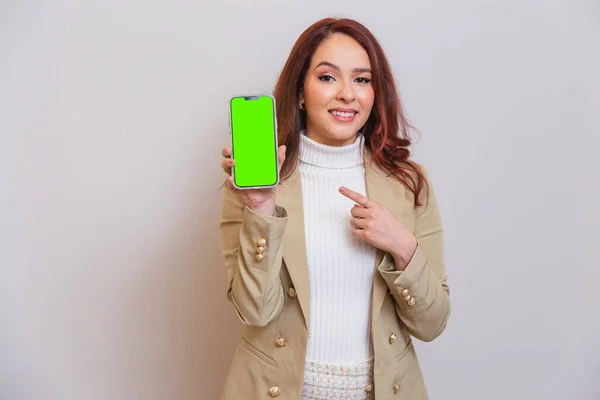 Brazilian Woman Redhead Beautician Beauty Professional Presenting Mobile Phone Chroma — Stock Photo, Image
