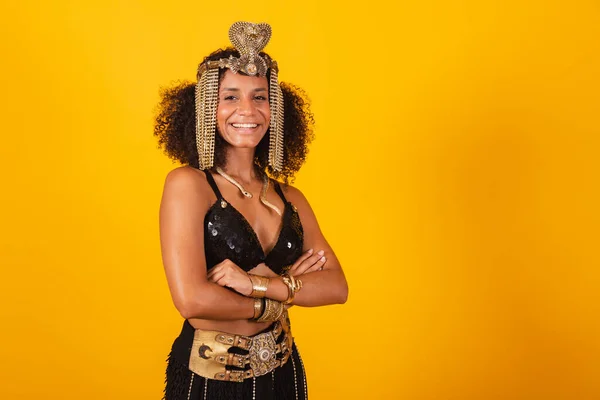 Kleopatra Karnaval Kıyafetleri Içinde Kollarını Tutan Güzel Siyah Brezilyalı Kadın — Stok fotoğraf