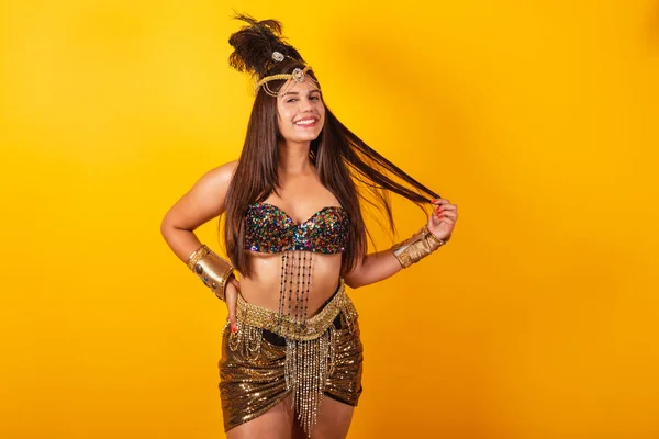 Hermosa Mujer Brasileña Ropa Carnaval Oro Sosteniendo Pelo —  Fotos de Stock