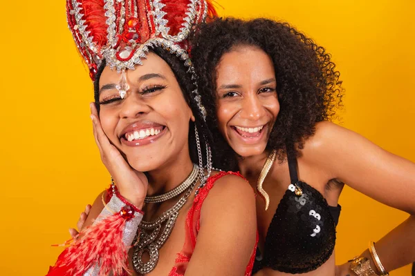 Twee Braziliaanse Vrienden Met Carnavalskleding Zelfportret Maken Met Smartphone — Stockfoto