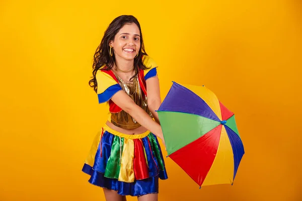 Piękna Brazylijska Kobieta Stroju Karnawałowym Frevo Ubrania Kolorowy Parasol — Zdjęcie stockowe