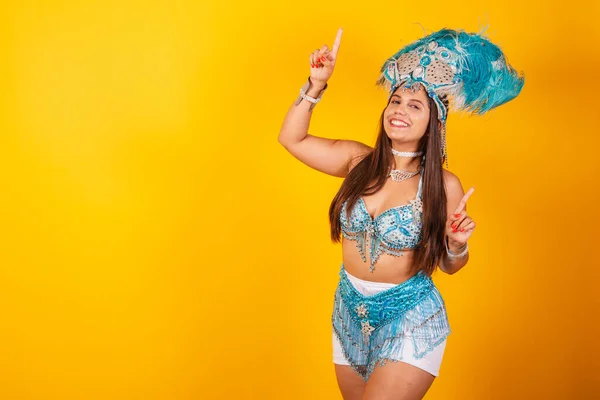 Piękna Brazylijka Niebiesko Białych Strojach Karnawałowych Koroną Piór Uśmiech Taniec — Zdjęcie stockowe