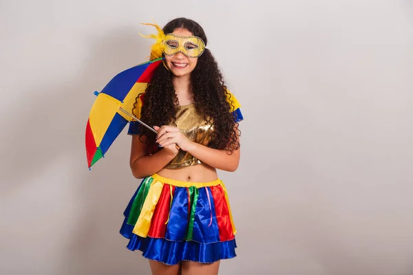 Młoda Nastolatka Brazylijka Frevo Ubraniami Karnawał Trzymając Parasol Frevo Pozowanie — Zdjęcie stockowe