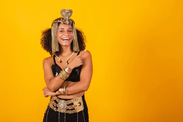 Kleopatra Karnaval Kıyafetleri Içinde Güzel Siyah Brezilyalı Kadın Sağ Tarafa — Stok fotoğraf