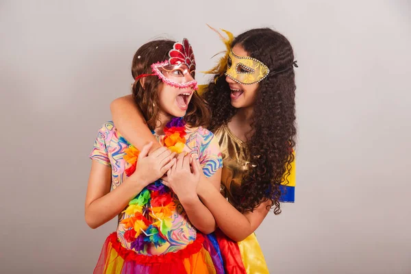ブラジルの女の子の友人 カーニバルの服を着て カメラで笑顔で友情を抱き — ストック写真