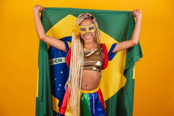 美丽的巴西黑人女人 穿着狂欢节服装 戴着面具 黄色背景 手持巴西国旗 — 图库照片