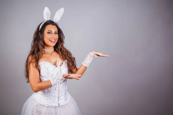 ブラジル人女性ウサギの服を着て 広告や広告や商品を — ストック写真