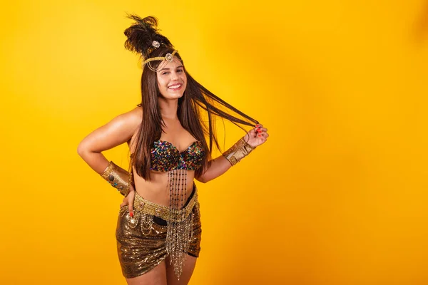 Hermosa Mujer Brasileña Ropa Carnaval Oro Sosteniendo Pelo —  Fotos de Stock