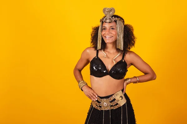 Vacker Svart Brasiliansk Kvinna Kleopatra Karneval Kläder Händerna Hennes Höfter — Stockfoto