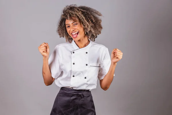 Genç Siyah Brezilyalı Kadın Aşçı Şef Restoran Üniforması Giyiyor Kutlama — Stok fotoğraf
