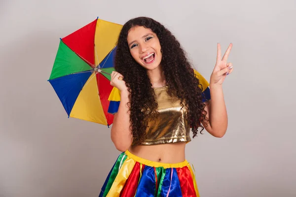 Молодая Девушка Подросток Бразильянка Свободной Одежде Карнавале Знаком Мира Любви — стоковое фото