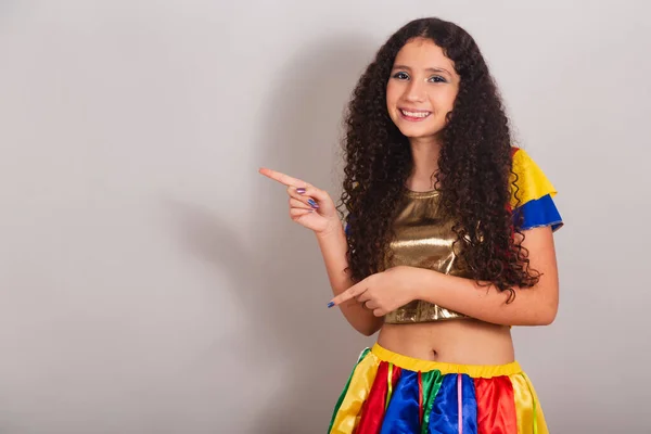 Młoda Nastolatka Brazylijka Frevo Ubraniami Karnawał Prezentuje Coś Boku Reklama — Zdjęcie stockowe