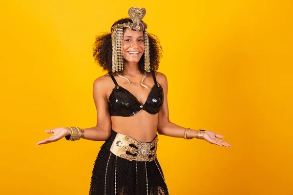 Mooie Zwarte Braziliaanse Vrouw Cleopatra Carnaval Kleding Met Open Armen — Stockfoto