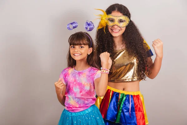 Zwei Befreundete Brasilianerinnen Karnevalskleidung Feiern — Stockfoto