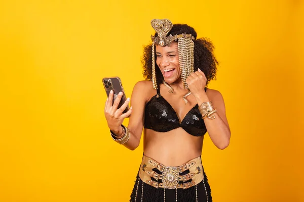 Mooie Braziliaanse Zwarte Vrouw Cleopatra Carnaval Kleding Vieren Met Smartphone — Stockfoto