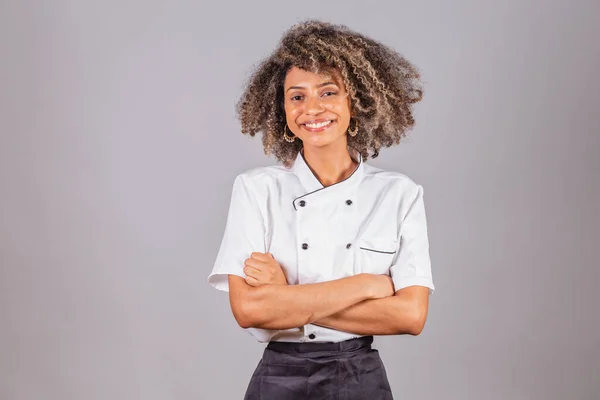 Genç Siyah Brezilyalı Kadın Aşçı Şef Restoran Üniforması Giyiyor Kollar — Stok fotoğraf