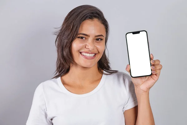 Mulher Brasileira Com Smartphone Mostrando Tela Branca Para Anúncios Propagandas — Fotografia de Stock