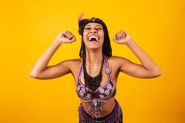 Güzel Siyah Brezilyalı Kadın Mor Karnaval Kıyafetleri Içinde Kutlama Yapıyor — Stok fotoğraf