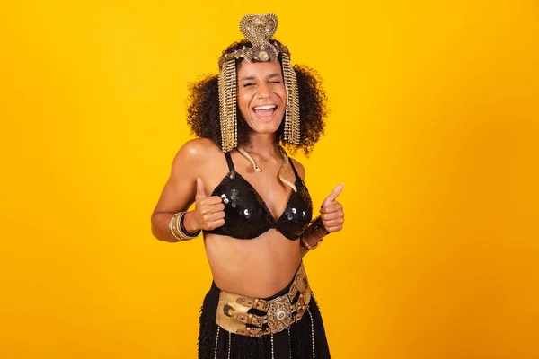 Vacker Svart Brasiliansk Kvinna Kleopatra Karneval Kläder Tumme Upp Positiv — Stockfoto