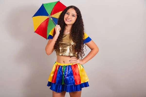 Genç Bir Kız Brezilyalı Frevo Elbiseli Karnaval Şemsiyeli Belinde Ellerle — Stok fotoğraf
