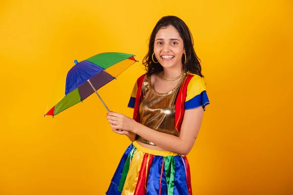 Schöne Brasilianerin Karnevalskleidung Mit Frevo Kleidung Und Buntem Regenschirm — Stockfoto