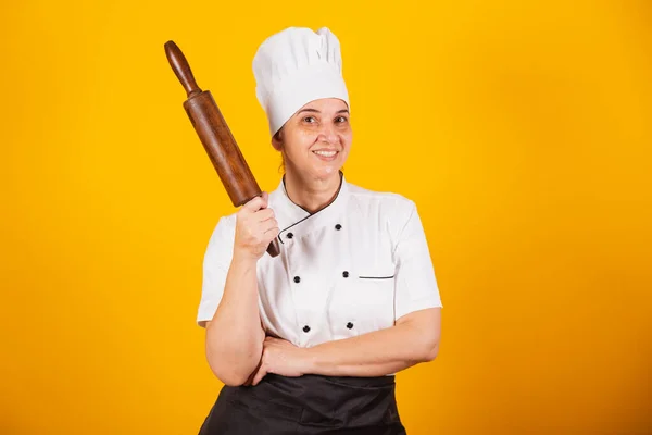 Dorosła Brazylijka Szef Kuchni Mistrz Gastronomii Gotować Trzymanie Drewnianego Wałka — Zdjęcie stockowe